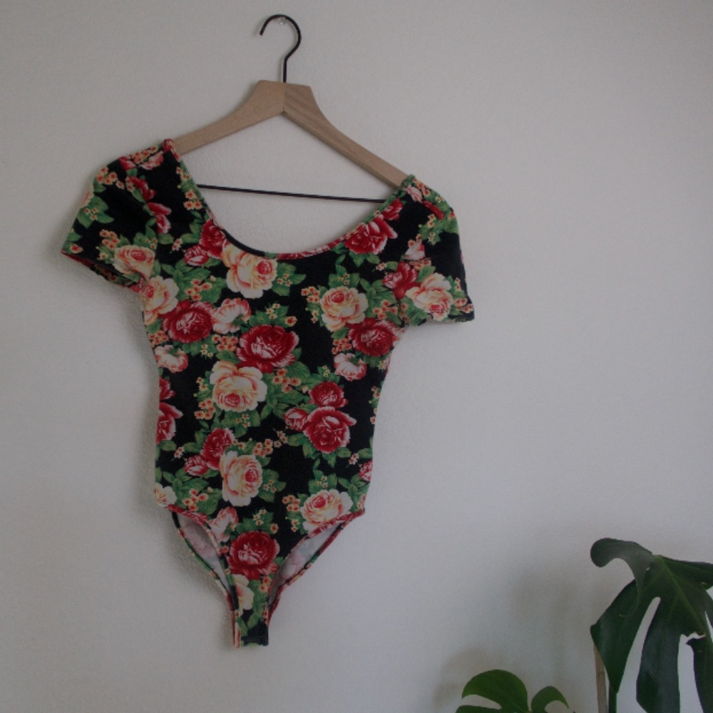 Floral scoop neck low back bodysuit